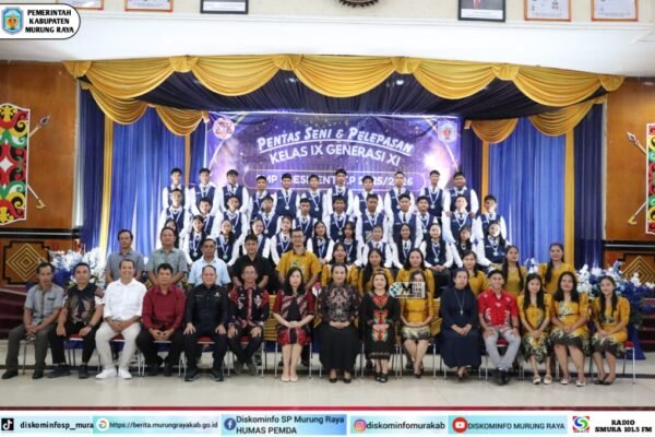 Warnita Heriyus menghadiri pentas seni dan pelepasan siswa kelas IX SMP President Angkatan XI di Murung Raya bersama guru, siswa, dan orang tua.