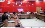 Pemkab Murung Raya memfasilitasi mediasi di aula Badan Kesatuan Bangsa dan Politik dengan peserta rapat duduk melingkar membahas kondusivitas daerah.