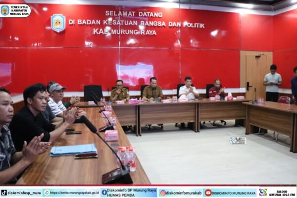 Pemkab Murung Raya memfasilitasi mediasi di aula Badan Kesatuan Bangsa dan Politik dengan peserta rapat duduk melingkar membahas kondusivitas daerah.