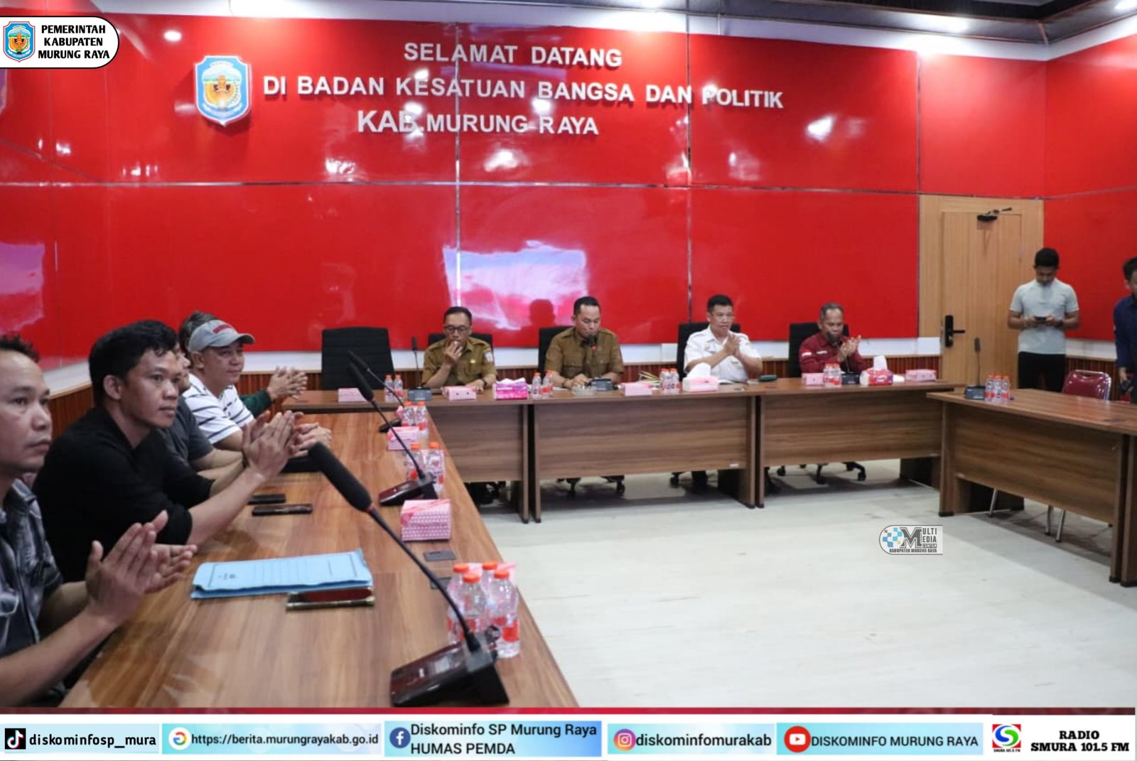 Pemkab Murung Raya memfasilitasi mediasi di aula Badan Kesatuan Bangsa dan Politik dengan peserta rapat duduk melingkar membahas kondusivitas daerah.