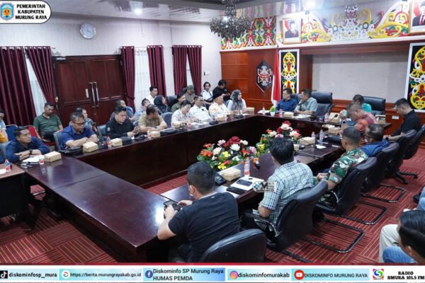 Rapat koordinasi dipimpin Heriyus Bupati Murung Raya di aula kantor bupati, membahas kelangkaan dan kenaikan BBM serta koordinasi Pertamina.