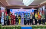Peserta dan pengurus Dekranasda Kabupaten Gunung Mas berpose di Aula Jayang Tingang saat Workshop dan Lomba Fashion Show Wastra Kalimantan Tengah.