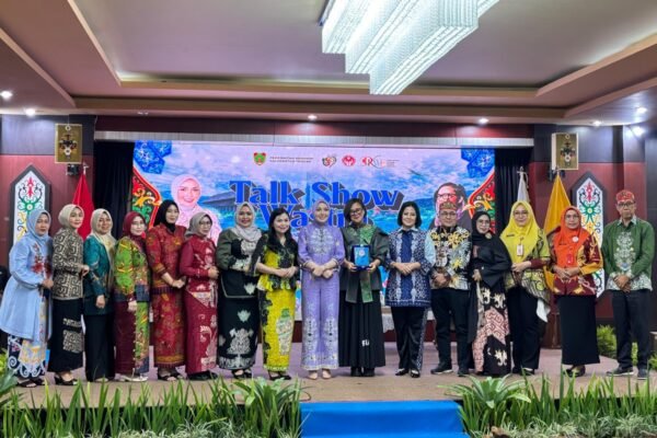 Peserta dan pengurus Dekranasda Kabupaten Gunung Mas berpose di Aula Jayang Tingang saat Workshop dan Lomba Fashion Show Wastra Kalimantan Tengah.
