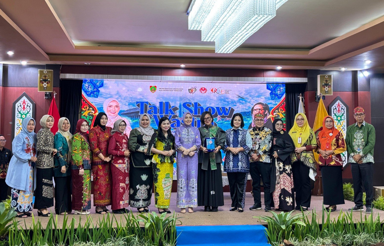 Peserta dan pengurus Dekranasda Kabupaten Gunung Mas berpose di Aula Jayang Tingang saat Workshop dan Lomba Fashion Show Wastra Kalimantan Tengah.