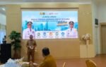 Ir H M Noor Rifani SH ST MT menyampaikan keterangan dalam jumpa pers di ruang tertutup, dengan banner program dan sosialisasi E-lapor serta TRC.