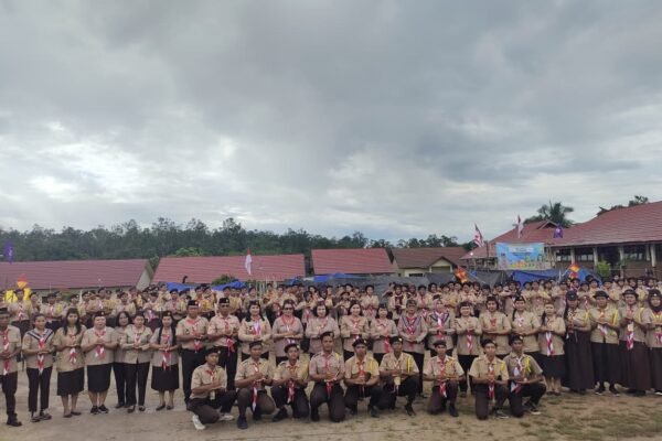 Ketua Kwarcab Pramuka Gunung Mas Buka Perkemahan Tamu Ambalan di SMAN 1 Manuhing