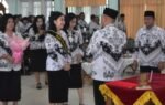 Mimie Mariatie Jaya S. Monong menerima selendang berwarna kuning saat prosesi pelantikan Ibunda Guru Kabupaten Gunung Mas dengan batik putih-hitam.