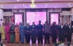 Wakil Bupati Tabalong Habib M Taufani Alkaf bersama pengurus GOW dan tamu undangan berfoto di acara pengukuhan dengan dekorasi ungu dan suasana formal