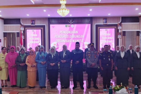 Wakil Bupati Tabalong Habib M Taufani Alkaf bersama pengurus GOW dan tamu undangan berfoto di acara pengukuhan dengan dekorasi ungu dan suasana formal