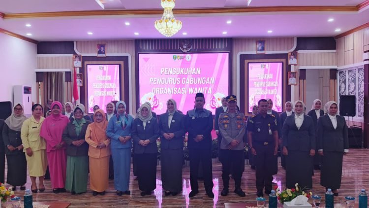 Wakil Bupati Tabalong Habib M Taufani Alkaf bersama pengurus GOW dan tamu undangan berfoto di acara pengukuhan dengan dekorasi ungu dan suasana formal