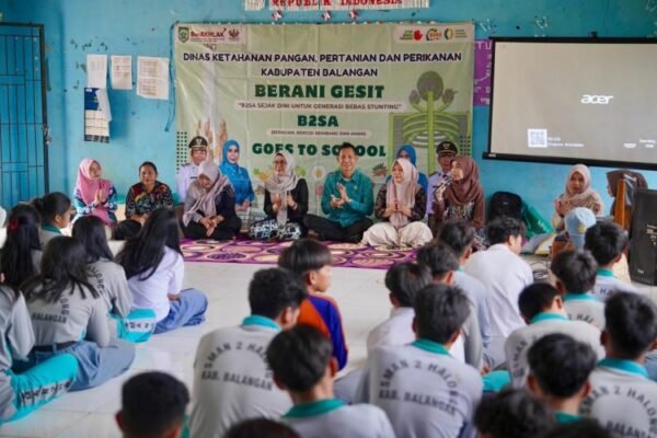 Para pelajar SMA Negeri 2 Halong mengikuti sosialisasi Berani Gesit B2SA dari DKP3 Kabupaten Balangan tentang pola konsumsi pangan sehat dan bergizi.