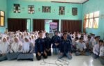Para siswa SMAN 1 Lampihong mengikuti sosialisasi Pemilihan Putra Putri Pariwisata Kabupaten Balangan 2026 bersama panitia di ruang kelas.