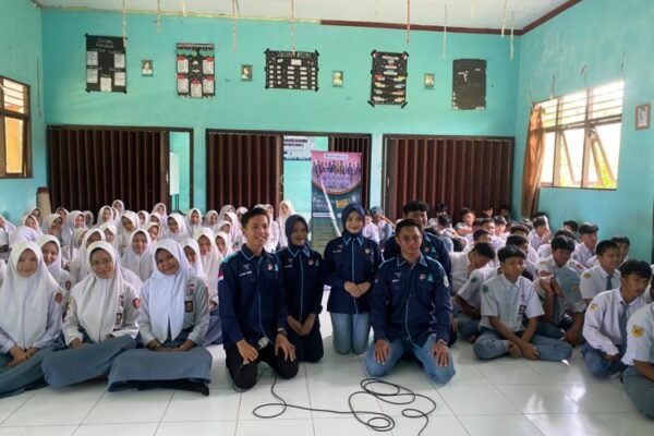 Para siswa SMAN 1 Lampihong mengikuti sosialisasi Pemilihan Putra Putri Pariwisata Kabupaten Balangan 2026 bersama panitia di ruang kelas.