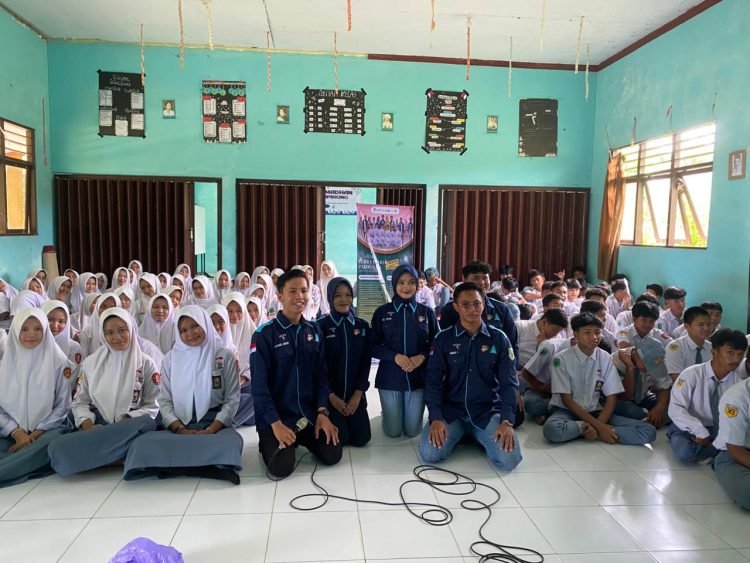 Para siswa SMAN 1 Lampihong mengikuti sosialisasi Pemilihan Putra Putri Pariwisata Kabupaten Balangan 2026 bersama panitia di ruang kelas.