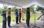 Para pejabat Pemkab Balangan memberi hormat saat upacara Harkitnas ke-118 di Paringin Selatan dengan tema Jaga Tunas Bangsa Demi Kedaulatan Negara.