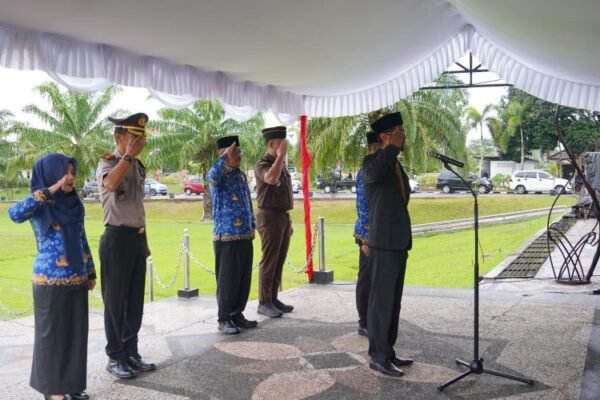 Para pejabat Pemkab Balangan memberi hormat saat upacara Harkitnas ke-118 di Paringin Selatan dengan tema Jaga Tunas Bangsa Demi Kedaulatan Negara.