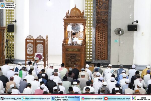 Di Masjid Agung Al-Istiqlal Puruk Cahu, Rahmanto Muhidin menyampaikan khutbah Iduladha 1447 H di hadapan jamaah Salat Iduladha di Murung Raya.