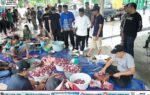 Bupati Heriyus memantau pembagian hewan kurban di sejumlah masjid di Puruk Cahu, Murung Raya, saat daging dibagikan kepada warga.
