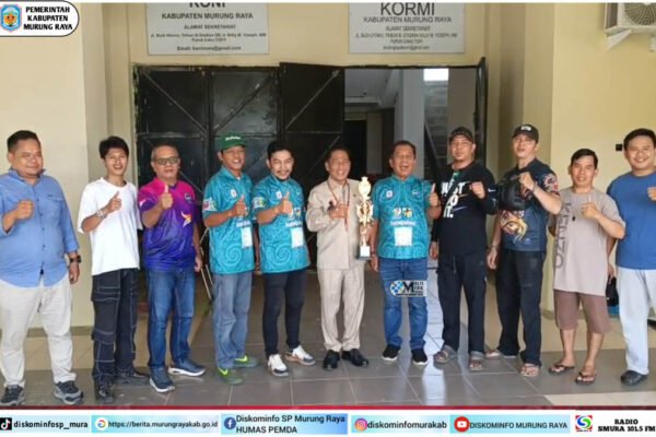 Bupati Heriyus bersama kontingen GOBI Murung Raya bersiap mengikuti lomba balogo HUT Bhayangkara ke-80 di depan kantor KONI setempat.