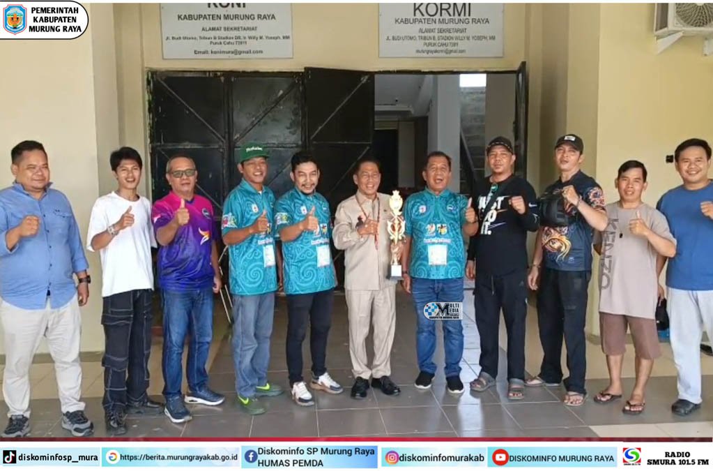 Bupati Heriyus bersama kontingen GOBI Murung Raya bersiap mengikuti lomba balogo HUT Bhayangkara ke-80 di depan kantor KONI setempat.