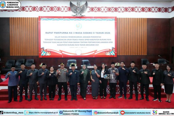 Jajaran Pemkab Murung Raya dan anggota DPRD berdiri bersama usai rapat paripurna ke-3 masa sidang II tahun 2026 di ruang sidang setempat.