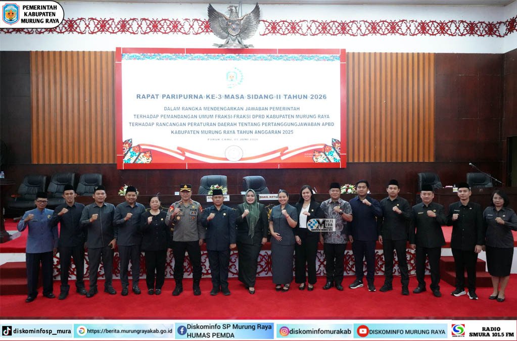 Jajaran Pemkab Murung Raya dan anggota DPRD berdiri bersama usai rapat paripurna ke-3 masa sidang II tahun 2026 di ruang sidang setempat.
