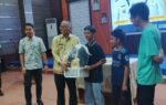 Bupati Tabalong H. Noor Rifani menyerahkan beasiswa dan perlengkapan sekolah kepada tiga anak korban kebakaran di Gedung Informasi Tabalong.