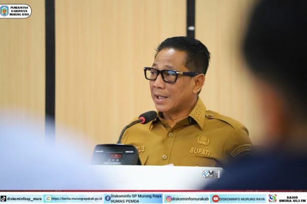Bupati Murung Raya Heriyus berbicara di forum sosialisasi kepatuhan program jaminan sosial ketenagakerjaan di aula Bapperida Murung Raya.