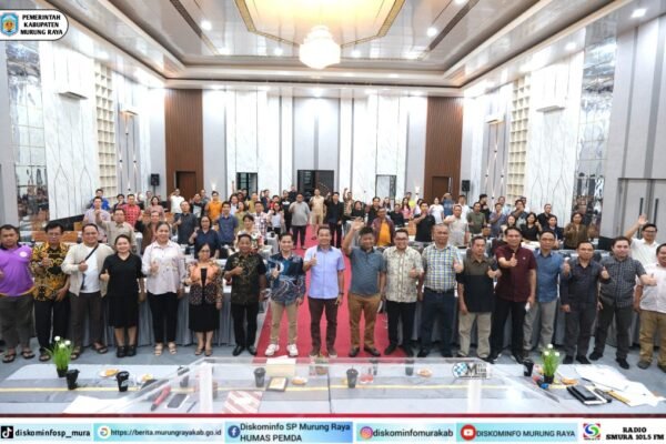 Di aula Pemerintah Kabupaten Murung Raya, peserta rapat berfoto bersama dalam persiapan Sinode Umum XXV GKE 2026 di Murung Raya.