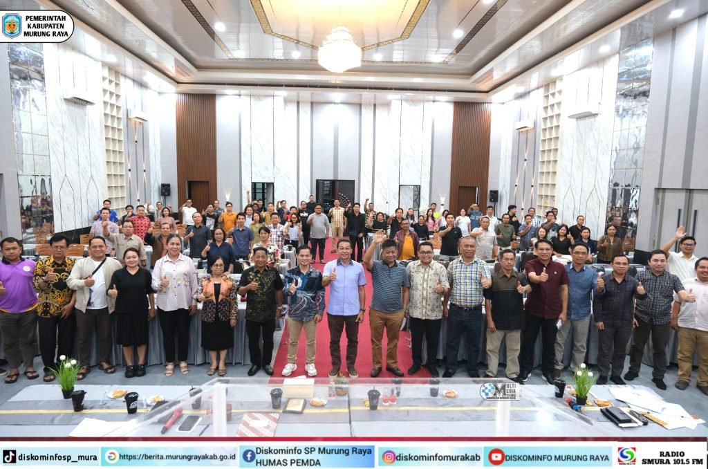 Di aula Pemerintah Kabupaten Murung Raya, peserta rapat berfoto bersama dalam persiapan Sinode Umum XXV GKE 2026 di Murung Raya.