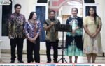 Heriyus menyampaikan sambutan dalam ibadah syukur keluarga di kediaman pribadi di Puruk Cahu bersama istri, anak-anak, dan jemaat yang hadir.