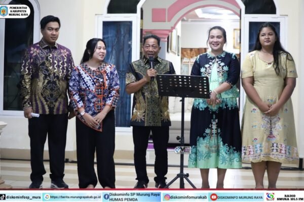 Heriyus menyampaikan sambutan dalam ibadah syukur keluarga di kediaman pribadi di Puruk Cahu bersama istri, anak-anak, dan jemaat yang hadir.