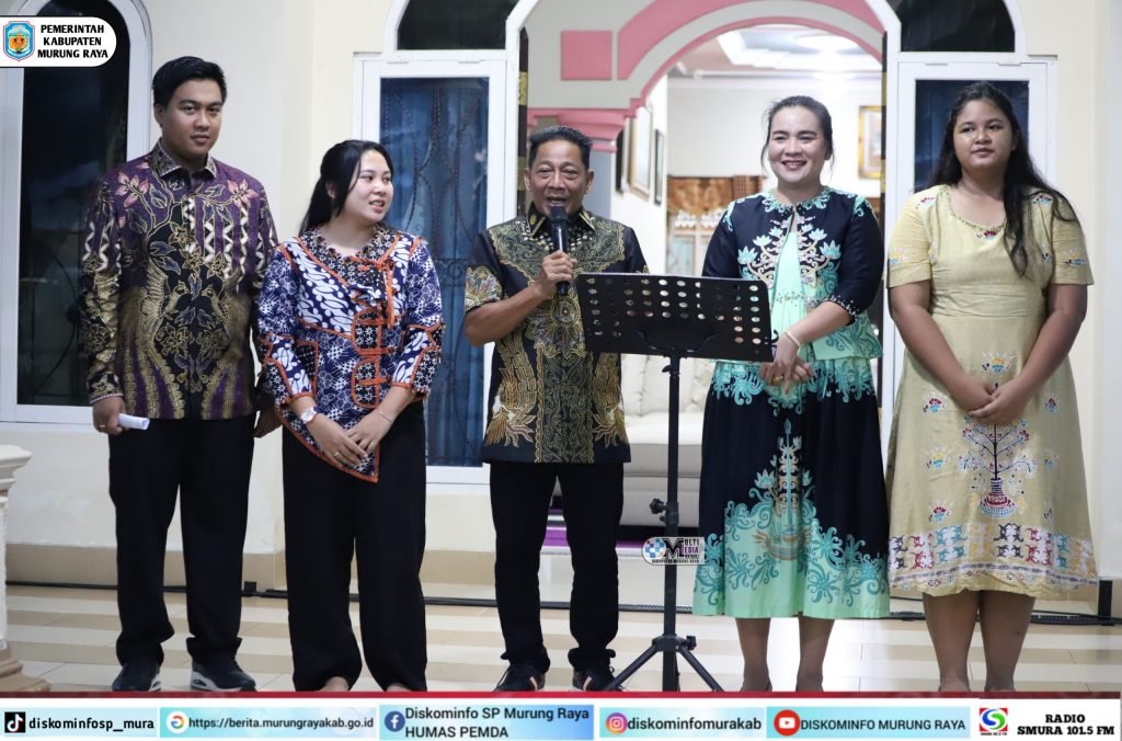 Heriyus menyampaikan sambutan dalam ibadah syukur keluarga di kediaman pribadi di Puruk Cahu bersama istri, anak-anak, dan jemaat yang hadir.