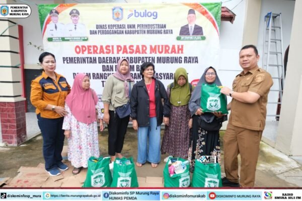Sejumlah warga Murung Raya menerima paket sembako subsidi dari Pemkab Mura dan Bulog dalam Operasi Pasar Murah untuk membantu kebutuhan pokok.