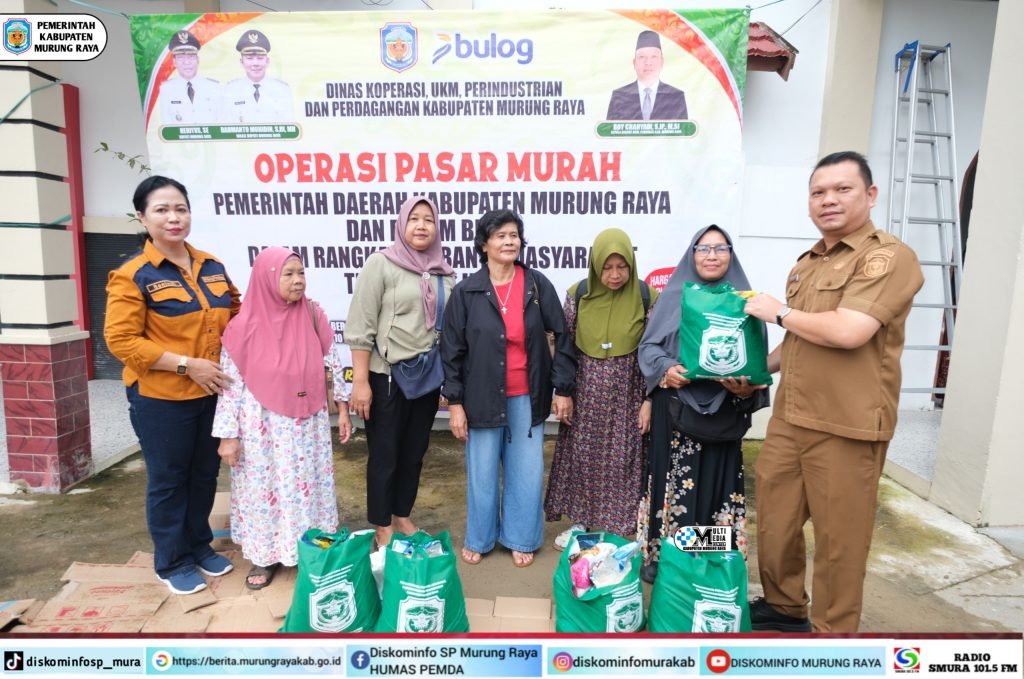 Sejumlah warga Murung Raya menerima paket sembako subsidi dari Pemkab Mura dan Bulog dalam Operasi Pasar Murah untuk membantu kebutuhan pokok.