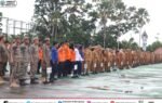 Puluhan ASN dan petugas berdiri berbaris saat apel gabungan Pemkab Murung Raya menjelang MTQ Korpri VII dan Sinode Umum XXV GKE di Puruk Cahu.