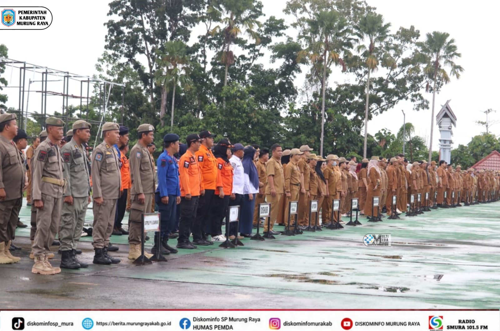Puluhan ASN dan petugas berdiri berbaris saat apel gabungan Pemkab Murung Raya menjelang MTQ Korpri VII dan Sinode Umum XXV GKE di Puruk Cahu.