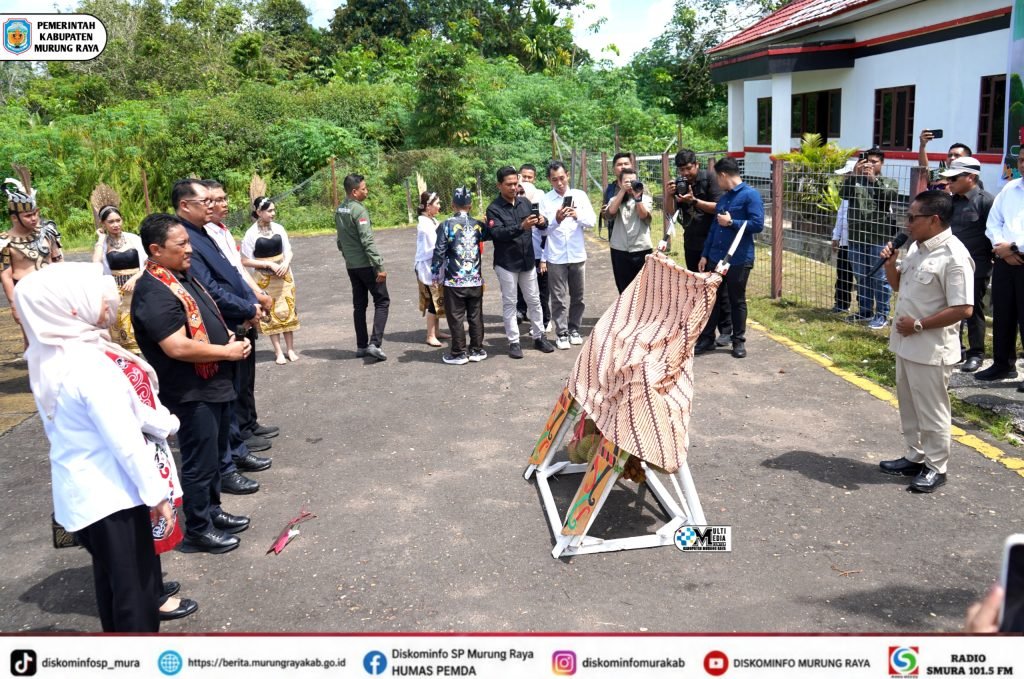 Heriyus dan Edy Pratowo disambut prosesi adat potong pantan di halaman Bandara Dirung oleh jajaran Pemerintah Kabupaten Murung Raya.