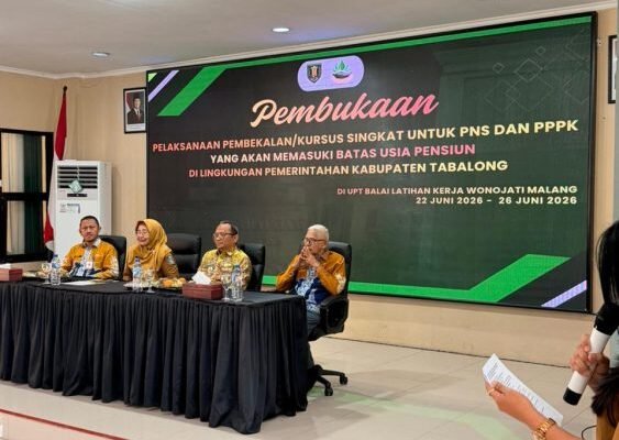 Para pejabat Tabalong duduk di meja depan saat pembukaan pembekalan dan kursus singkat bagi PNS serta PPPK menjelang pensiun di Malang.