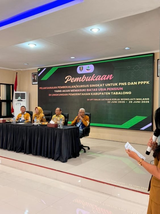 Para pejabat Tabalong duduk di meja depan saat pembukaan pembekalan dan kursus singkat bagi PNS serta PPPK menjelang pensiun di Malang.