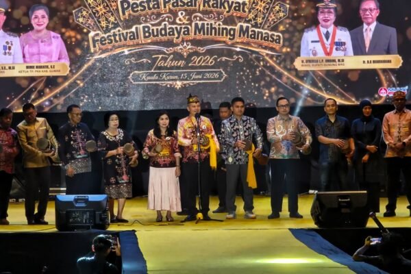Suasana pembukaan Pesta Pasar Rakyat dan Festival Budaya Mihing Manasa 2026 di Kuala Kurun oleh Bupati Gunung Mas Jaya Samaya Monong.
