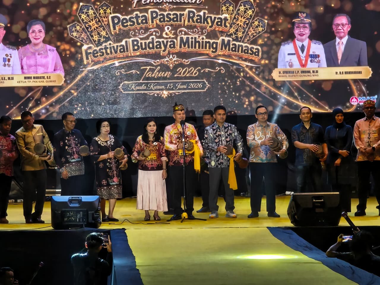Suasana pembukaan Pesta Pasar Rakyat dan Festival Budaya Mihing Manasa 2026 di Kuala Kurun oleh Bupati Gunung Mas Jaya Samaya Monong.