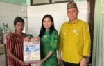Bupati Gunung Mas Bersama Ketua TP PKK Memberikan Bantuan Kasih Kepada Bayi Di RSUD Kuala Kurun