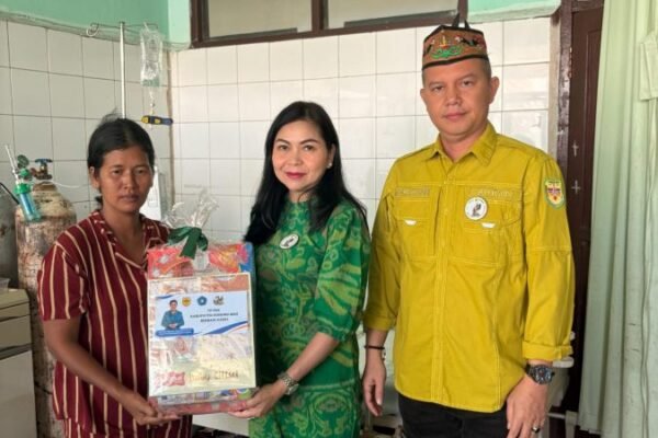 Bupati Gunung Mas Bersama Ketua TP PKK Memberikan Bantuan Kasih Kepada Bayi Di RSUD Kuala Kurun