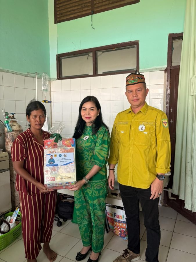 Bupati Gunung Mas Bersama Ketua TP PKK Memberikan Bantuan Kasih Kepada Bayi Di RSUD Kuala Kurun