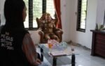 Di ruang kantor BPBD Gunung Mas, Jaya Samaya Monong duduk mengenakan seragam cokelat saat petugas BPS mencatat data Sensus Ekonomi 2026.