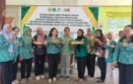 Sejumlah kader TP PKK Gunung Mas dan Dinas Perikanan berpose bersama sambil memegang hidangan olahan pangan lokal pada sosialisasi B2SA di Karya Bakti.