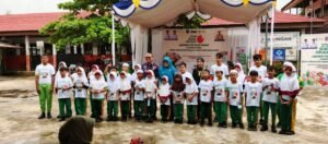 Dalam Kampanye Stop Boros Pangan di SDN 1.2 Sulingan, H Muhammad Rifani berdiri bersama siswa dan guru saat GERCAP digelar di Tabalong.