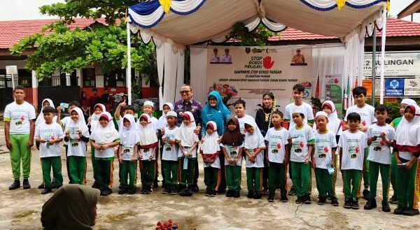 Dalam Kampanye Stop Boros Pangan di SDN 1.2 Sulingan, H Muhammad Rifani berdiri bersama siswa dan guru saat GERCAP digelar di Tabalong.