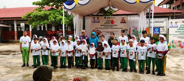 Dalam Kampanye Stop Boros Pangan di SDN 1.2 Sulingan, H Muhammad Rifani berdiri bersama siswa dan guru saat GERCAP digelar di Tabalong.